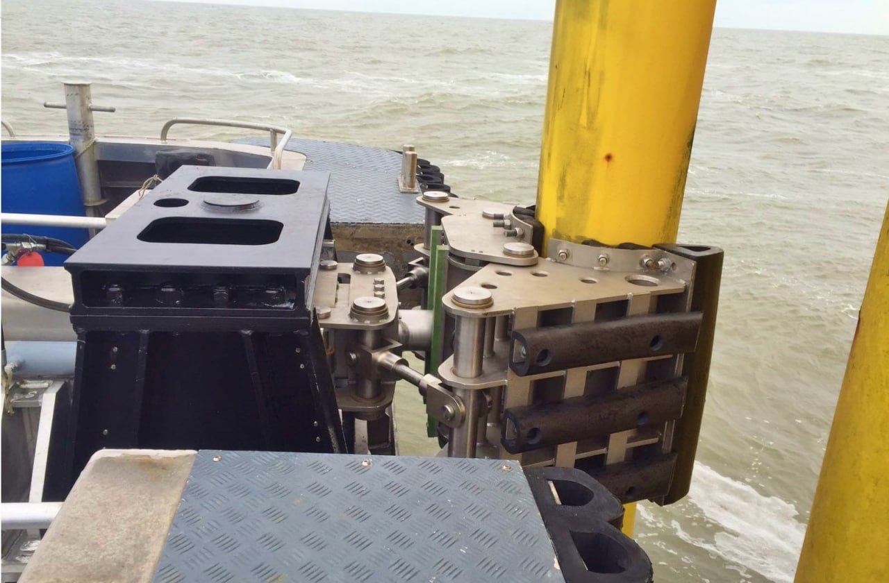 Offshore transfer device installed on a marine structure during field operations