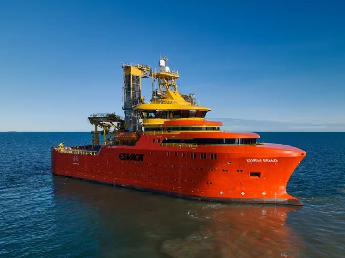 Service operation vessel Esvagt Breeze at sea