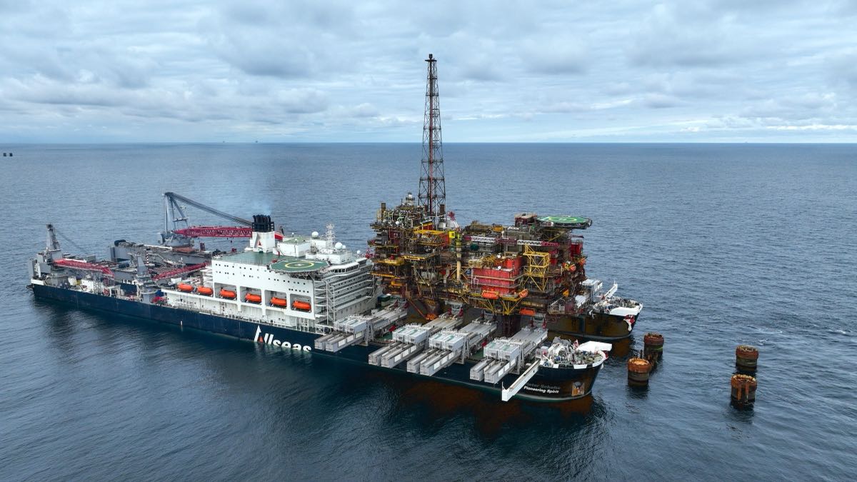 Pioneering Spirit lifting a platform topside